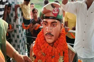 Deoghar News: शहीद नीरज चौधरी की प्रतिमा का हुआ भव्य अनावरण, गांव में उमड़ा जनसैलाब