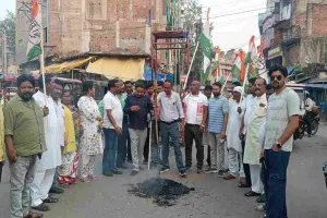 Dumka News: महंगाई पर कांग्रेस का हल्ला बोल, पेट्रोल-डीजल की बढ़ती कीमतों के खिलाफ पीएम मोदी का पुतला दहन