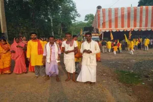 Dumka News: कुश्चिरा में गूंजे हरिनाम के जयकारे, कलश यात्रा और अधिवास के साथ दो दिवसीय संकीर्तन शुरू