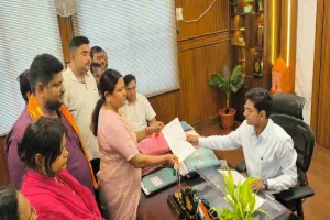 बिजली-पानी संकट पर भाजपा का हल्ला बोल: सीता सोरेन ने उपायुक्त को सौंपा ज्ञापन, दी आंदोलन की चेतावनी