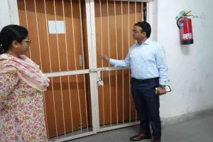 Hazaribagh News: जिला निर्वाचन पदाधिकारी सह उपायुक्त ने ईवीएम वेयरहाउस का किया निरीक्षण