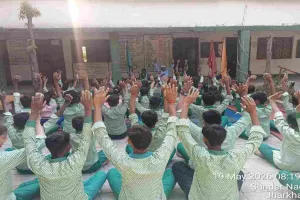 Koderma News: आदर्श मध्य विद्यालय में समर कैंप की धूम, बच्चों ने योग, बोरा दौड़ और पेंटिंग में दिखाया दम