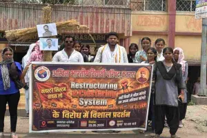 Dhanbad News: क्लस्टर सिस्टम के विरोध में अभाविप का धरना-प्रदर्शन, मुख्यमंत्री का फूंका पुतला