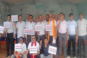 Dhanbad News: ऑनलाइन दवा बिक्री के विरोध में धनबाद के 1500 दवा प्रतिष्ठान बंद, केमिस्ट्स ने किया प्रदर्शन