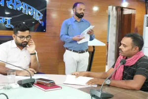 Palamu News: समाहरणालय में जन समाधान दिवस, उपायुक्त दिलीप सिंह शेखावत ने सुनीं शिकायतें, दिए कड़े निर्देश