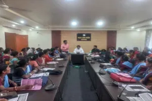 Dumka News: प्रखंड कार्यालय में जलसहियाओं की महा बैठक, बीडीओ कमलेंद्र सिन्हा ने बांटे जल गुणवत्ता जांच किट