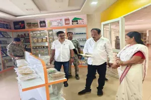 Hazaribagh News: विधायक प्रदीप प्रसाद पहुंचे पलाश मार्ट, स्वदेशी उत्पाद खरीदकर दिया ‘वोकल फॉर लोकल’ का संदेश