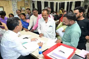 Giridih News: समाहरणालय में जनसुनवाई, अपर समाहर्ता बिजय सिंह बीरूआ ने सुनीं आम लोगों की समस्याएं