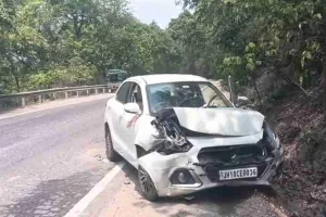 Koderma News: घाटी में दो कारों की आमने-सामने भीषण भिड़ंत, धनबाद के 4 लोग गंभीर रूप से घायल