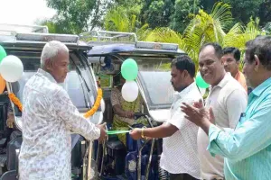 Dumka News: सखी मंडल की दीदियों को मिला टोटो का तोहफा, प्रमुख और बीडीओ ने फीता काटकर बांटे वाहन