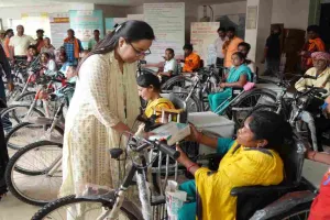 Hazaribagh News: जिला प्रशासन की बड़ी पहल, 24 दिव्यांगजनों के बीच बांटी गई बैटरी चालित ट्राईसाइकिल