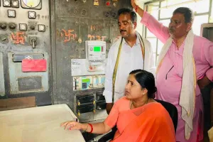 Dhanbad News: बिजली-पानी संकट पर विधायक रागिनी सिंह सख्त: खुद उतरीं ग्राउंड पर, अफसरों को दी हिदायत