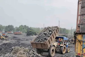 Ramgarh News: सीसीएल प्रबंधन का बड़ा एक्शन, अवैध कोयला मुहानों पर चला बुलडोजर, 20 टन कोयला जब्त