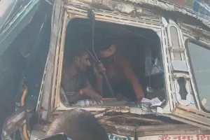 Koderma News: घाटी में भीषण सड़क हादसा: ब्रेक फेल होने से हाईवा में घुसा ट्रक, केबिन में फंसा चालक