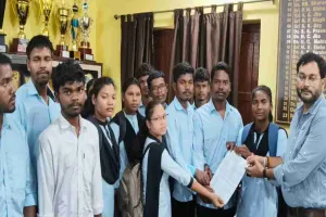 Giridih News: कॉलेज में संताली पीजी की मांग तेज, छात्रों ने प्राचार्य के माध्यम से कुलसचिव को सौंपा आवेदन