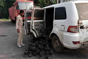 Ramgarh News: कोयला तस्करों का नया पैंतरा, पैसेंजर सूमो को कस्टमाइज्ड कर ढोया जा रहा था अवैध कोयला, वाहन जब्त