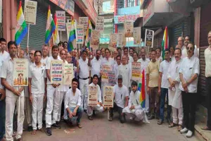 Koderma News: जैन समाज का ऐतिहासिक आक्रोश, साध्वियों की मौत पर काला बिल्ला लगाकर निकाली विशाल मौन रैली