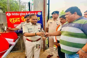 गर्मी में 'जलदूत' बनी गिरिडीह पुलिस: थानों के बाहर लगे प्याऊ, एसपी ने खुद पिलाया राहगीरों को ठंडा पानी