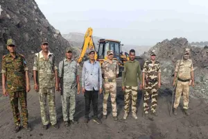 कोयला तस्करों पर सुरक्षा बलों का वज्रपात, बूटू बाबू बंगला इलाके में भारी मात्रा में अवैध कोयला नष्ट