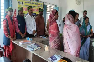 Koderma News: विधिक जागरूकता अभियान, योगियाटिलहा पंचायत भवन में ग्रामीणों को सिखाया गया कानून