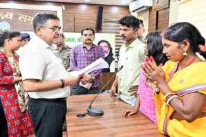 Bokaro News: समाहरणालय से लेकर प्रखंडों तक लगा जनता दरबार, ऑन-द-स्पॉट हुआ शिकायतों का निपटारा