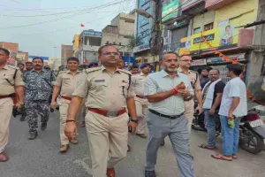 Giridih News: प्रशासन का फ्लैग मार्च, बकरीद को लेकर सड़कों पर उतरे उपायुक्त और एसपी 