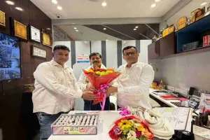 Hazaribagh News: आयुष निदेशक शशि प्रकाश झा से मिले आयुष सीएचओ, सौंपा मांग पत्र