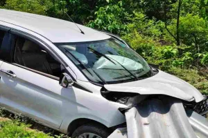 Hazaribagh News: दनुआ घाटी में कार का टायर फटने से बड़ा हादसा, 8 लोग घायल