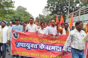 Giridih News: पेयजल संकट पर फूटा गुस्सा, डीसी ऑफिस पर फॉरवर्ड ब्लॉक का धरना