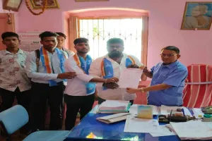 Deoghar News: कॉलेज में शीतल पेयजल और कैंटीन की मांग पर एनएसयूआई का प्रदर्शन