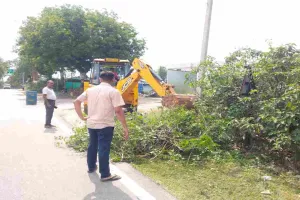 Hazaribagh News: थाना परिसर के आसपास चला सफाई अभियान, जेसीबी से हटाई गई झाड़ियां
