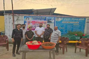 Koderma News: मारवाड़ी युवा मंच के सदस्यों ने गौ माताओं को खिलाया 41 किलो गुड़ और रोटियां