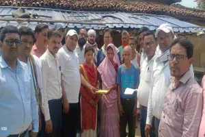 Palamu News: दिवंगत ग्राम रोजगार सेवक ललन प्रजापति के परिवार को मनरेगा कर्मियों ने दी ₹1.31 लाख की सहायता
