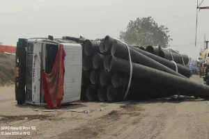 Hazaribagh News: बरही में गड्ढों ने पलटा पाइप लदा ट्रेलर, ओवरब्रिज के पास घंटों बाधित रहा यातायात