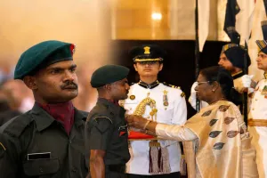 चेहरे और कंधे में गोली लगी, फिर भी आतंकी को मार गिराया, जानिए कीर्ति चक्र विजेता मीनाक्षी सुंदरम की वीरगाथा
