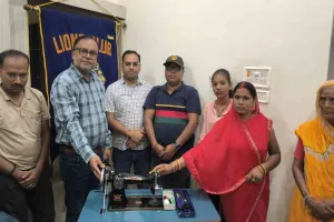 Deoghar News: दिव्यांग महिला मुनिया देवी को स्वरोजगार के लिए मिली सिलाई मशीन