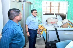 Bokaro News: डीसी अजय नाथ झा ने किया डीईओ कार्यालय का औचक निरीक्षण
