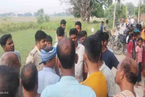 पिता के बगल में सो रहे युवक का गला रेतकर कत्ल, सुबह खून से लथपथ मिला शव