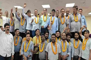 बाघमारा में बड़ा राजनीतिक-संगठनात्मक झटका, 50 मजदूरों ने छोड़ा पुराना संगठन