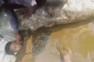 अंधविश्वास की दर्दनाक पराकाष्ठा: सांप के डंसने से 12 वर्षीय बच्चे की मौत, शव को गोबर-गोमूत्र में लपेटकर 12 घंटे तक तंत्र-मंत्र