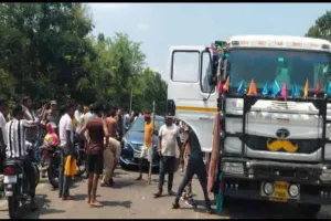 दुमका में दर्दनाक सड़क हादसा, पति की मौत, पत्नी गंभीर हालत में अस्पताल में भर्ती