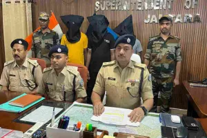 Jamtara News: क्रेडिट कार्ड बंद होने का झांसा देकर उड़ाते थे लाखों रुपये, झाड़ीनुमा मैदान से 3 साइबर ठग गिरफ्तार