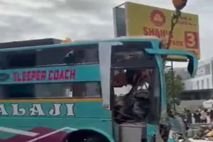 वडोदरा में भीषण बस हादसा, ट्रक से टकराई लग्जरी बस, 6 की मौत, 31 घायल