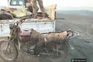 Dhanbad News: सीआईएसएफ की बड़ी कार्रवाई, अवैध कोयला लदी बाइक जब्त; तस्कर फरार