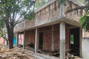 Pakur News: मोगलाबांध मध्य विद्यालय में बिना सूचना पट्ट के भवन निर्माण, गुणवत्ता पर ग्रामीणों ने उठाए सवाल