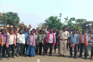 Pakur News: सड़क नहीं तो आंदोलन! पाकुड़िया में ग्रामीणों ने किया चक्काजाम, प्रशासन के खिलाफ फूटा गुस्सा