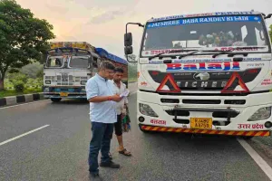 Giridih News: यातायात नियमों के उल्लंघन पर कड़ी कार्रवाई, जीटी रोड पर 12 ओवरलोड वाहन जब्त