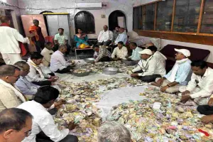 मां विंध्यवासिनी मंदिर के दान पात्रों से निकले 18.27 लाख रुपये, प्रशासन ने कराई गणना