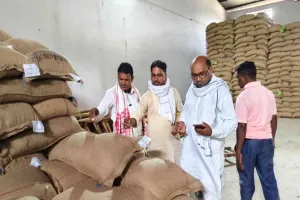 भाटडीह गोदाम निरीक्षण में कई चौंकाने वाले तथ्य उजागर, चावल की जगह खुद्दी वितरण का आरोप