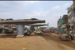 Giridih News: सरिया में कछुआ गति से बन रहा ओवरब्रिज, विकास की भेंट चढ़े सैकड़ों रोजगार